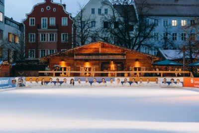 Die Eisarena am Schloss hat geöffnet!