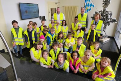 Besuch der Grundschule auf der Schanz bei der Schabmüller Automobiltechnik GmbH
